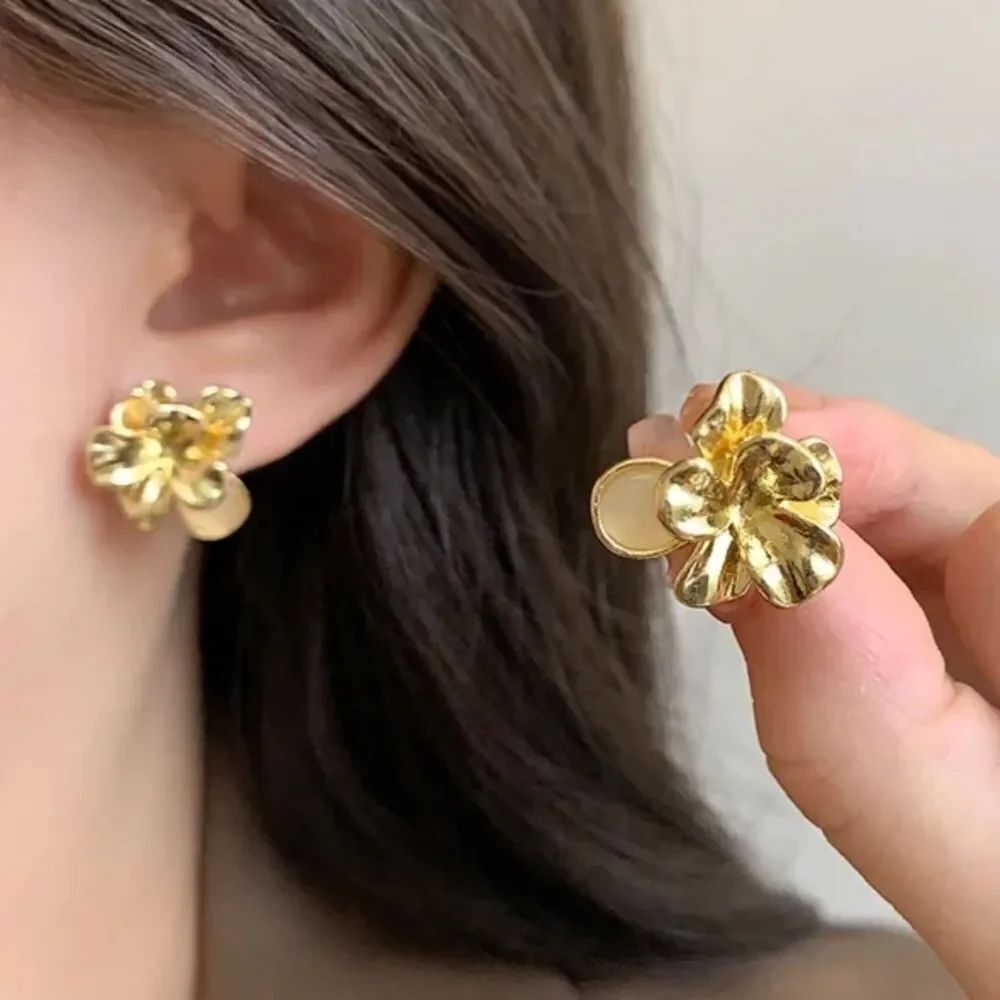 Gold flower stud earrings A29